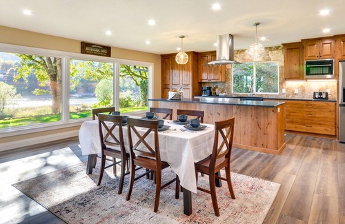 Oak Grove House | Luxury Waterfront Oregon Home w/ Large Deck!