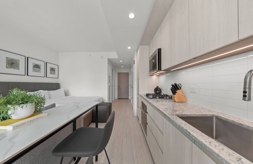West Loop Apartment | Luxury West Loop Suites: Your Chicago Stay with Modern Comfort & Resort Perks
