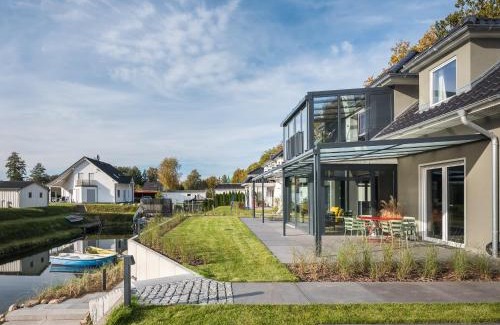 Krakow am See Villa | Luxus Ferienhaus für 8 Personen am See inkl. Boot