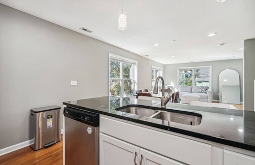 Lowry Hill East House | Lyndale Flat 1BR 2BA Room with Rooftop