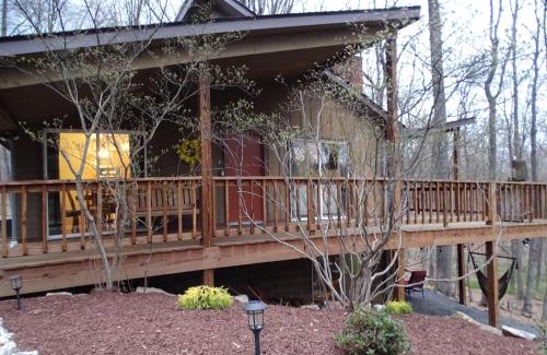 Berkeley Springs House | Ma-ple Haven -Wifi, Fireplace, Deck, Fire Pit, Family Friendly, Game Room, Pool Access