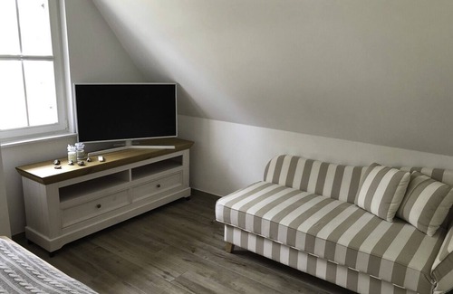 Stove House | Machen Sie Urlaub am Salzhaff in Einem Reetgedeckten Haus mit Mühlenblick!