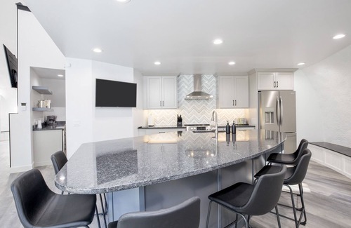 Valley Hi House | Mad River Igloo. 3 bed 2 bath. Sleeps 8. EV+.Hot tub. Fire pit.