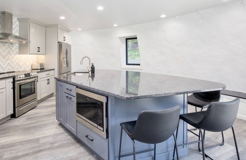 Valley Hi House | Mad River Igloo. 3 bed 2 bath. Sleeps 8. EV+.Hot tub. Fire pit.