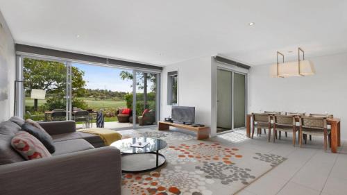 Magenta Shores House | Magenta805