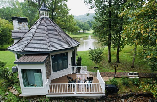 Cleveland Cottage | Magical secluded hideaway on a French Country Estate with tranquil creek & ponds