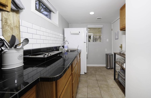 Huntington Apartment | Magical Space by Metro/Alexandria/Harbor & Parking