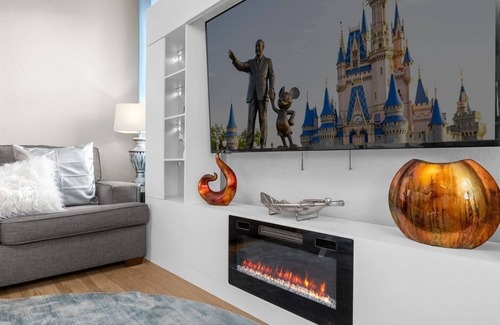 Trafalgar Village House | MagicalEverAfter Sleep17 Pvt Pool Game Rm LakeView