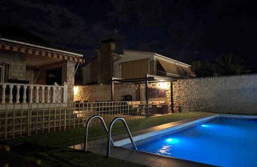 Aldea del Fresno Ski Chalet | Magnífico chalet con piscina privada y vistas impresionantes