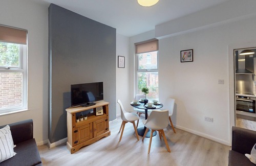 Beeston House | Magnificent 6-Bedroom Queen House in Beeston Awaits You!