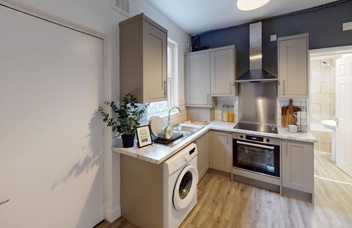 Beeston House | Magnificent 6-Bedroom Queen House in Beeston Awaits You!