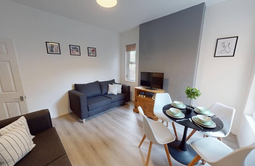 Beeston House | Magnificent 6-Bedroom Queen House in Beeston Awaits You!