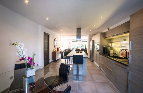 Antibes Villa | Magnificent Californian Villa 6 bedrooms 5 mn walk beach,restaurant,shopping