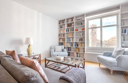 El Born Apartment | Magnificent El Born 2BR, Great Views, by Blueground