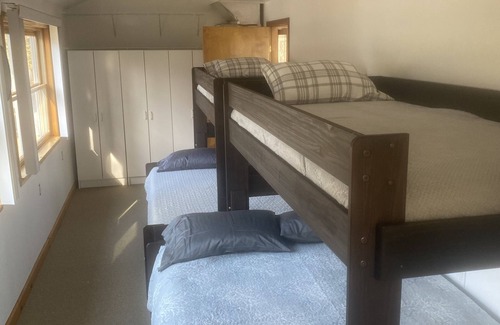 Moriah Center Cabin | Magnificent Lakefront Lodge Panoramic View Lake Champlain Kayaks/Fishing/Pk ball