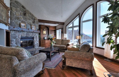 Sutton Villa | Magnificent villa with breathtaking views!