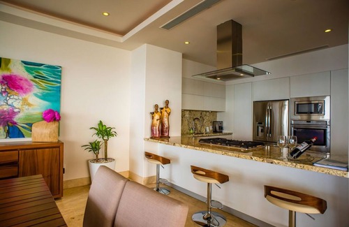 Amapas Apartment | Magnificient Oceanfront Luxury Condo - Beachside & Rooftop Bar & Infinity Pools