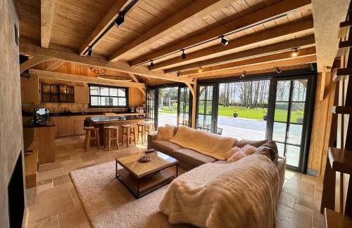 Court-Saint-Etienne Ski Chalet | Magnifique chalet en bois avec piscine et jacuzzi