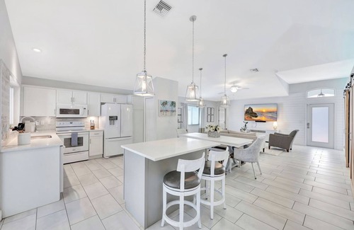 Naples Park House | Magnolia Manor 4 bdrm | Private Heated Pool | Vanderbilt Beach & Mercato