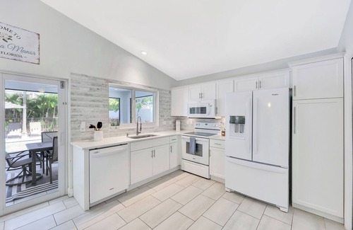 Naples Park House | Magnolia Manor 4 bdrm | Private Heated Pool | Vanderbilt Beach & Mercato