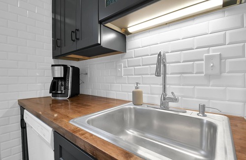Olde Towne East Apartment | Magnolia Modern 1BR Near DT on Historic Street