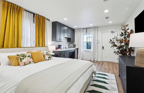 South 7th Ward Hotel | Magnolia Room at Faubourg Orleans, ADA Compliant King Bedroom with Kitchenette