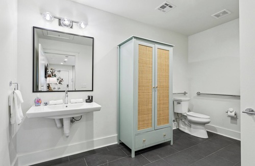 South 7th Ward Hotel | Magnolia Room at Faubourg Orleans, ADA Compliant King Bedroom with Kitchenette