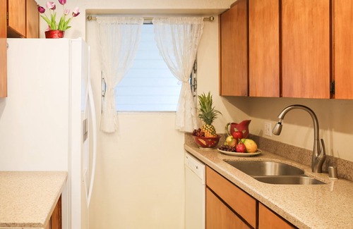 Maili Condo | Maili Cove Beachfront Get Away: Pool, Ocean & Sunsets/Teleworkers Dream