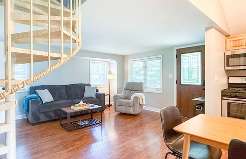 Delavan Lake Cottage | Main Level King Suite! 1 block to Lake Access! Cozy Cottage