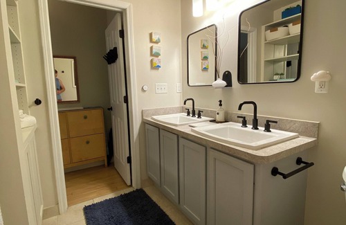 Old West Side Apartment | Main & Liberty Downtown Studio Loft , 1BD, WiFi, AC