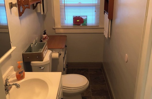 Lebanon House | Main Street Cottage with park across the street. Walk to downtown area.