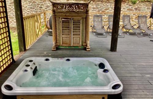 Carhaix-Plouguer Villa | MAISON Éclusière piscine jacuzzi fauteuil massant