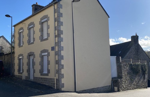 Rostrenen House | Maison 3 Chambres Avec Jardin , Proximité de Tous Commerces , Sans Nuisances