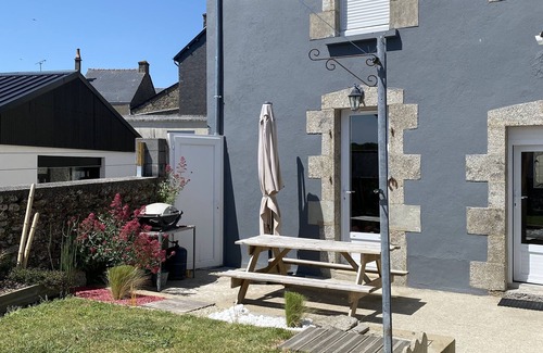 Rostrenen House | Maison 3 Chambres Avec Jardin , Proximité de Tous Commerces , Sans Nuisances