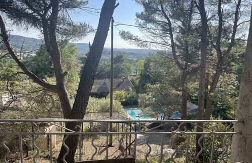 Simiane-Collongue House | Maison au calme sous les pins.