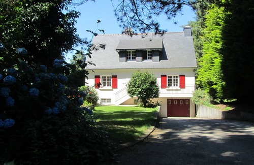 Plouguernevel House | Maison Confortable en Pleine Nature Avec Grand Jardin Privé et Aire de Jeux
