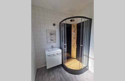Bellegarde-du-Loiret House | maison centre de bellegarde avec jardin et terrasse équipée d'un salon de jardin et d'un barbecue cuisine équipée 3 chambres avec 2 lits double 140x190 et 2 lits simple chauffage poêle à granulés parking gratuit devant la maison