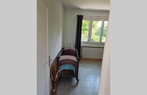 Bellegarde-du-Loiret House | maison centre de bellegarde avec jardin et terrasse équipée d'un salon de jardin et d'un barbecue cuisine équipée 3 chambres avec 2 lits double 140x190 et 2 lits simple chauffage poêle à granulés parking gratuit devant la maison