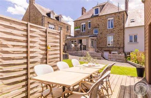 Pontorson House | Maison charmante à Pontorson avec piscine partagée