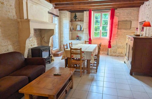 Asnieres-sur-Nouere House | Maison de charme en pierres, avec terrasse, jardin, vélos, poêle à bois et borne de recharge électrique - FR-1-653-79