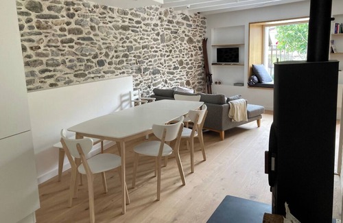 Laruns House | Maison de Village Rénovée Avec Jardin Proche Chemins de Rando, Ski, Rafting