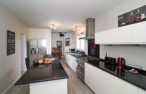 Benejacq Villa | ★Maison des Pics ★ Villa 10-12pers ★ Piscine ★ Vue