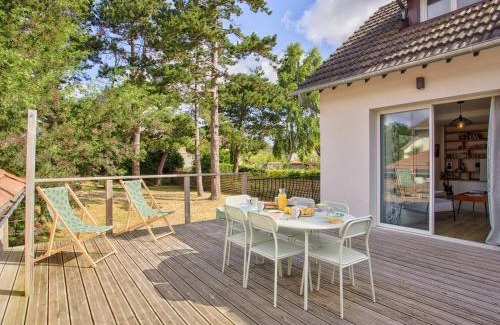 Merville-Franceville-Plage House | Maison de Charme à Merville-Franceville-Plage, 10 Pers, Proche Mer, Grande Terrasse et Studio Indépendant - FR-1-788-27