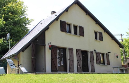 Arvieu House | Maison Lac de Pareloup, "THE FEET IN THE WATER"