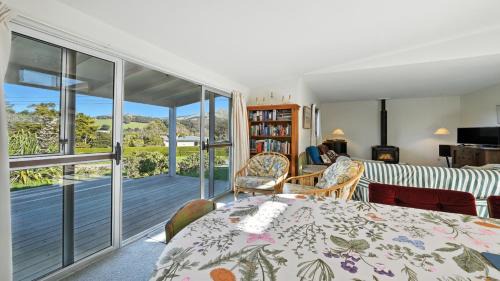 Duvauchelle House | Maison Pierre Rouge - Duvauchelle Holiday Home
