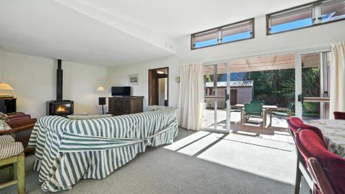 Duvauchelle House | Maison Pierre Rouge - Duvauchelle Holiday Home
