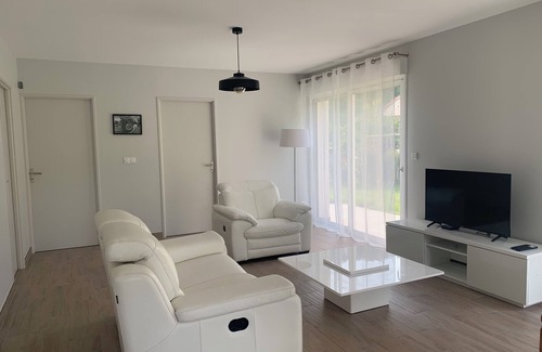 Saint-Romain-le-Noble House | Maison t3 70m2 et 50m2 de Terrasse Dans un Écrin de Verdure