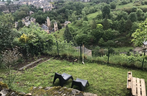 Bozouls House | "Maisondeltraouc" gîte with roof terrace and garden offering stunning views.