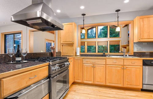 Rhododendron House | Majestic Mountain Retreat on 20 Acres, Gorgeous Views, Ponds, Hot Tub, Sauna, 15 Miles to Gov Camp