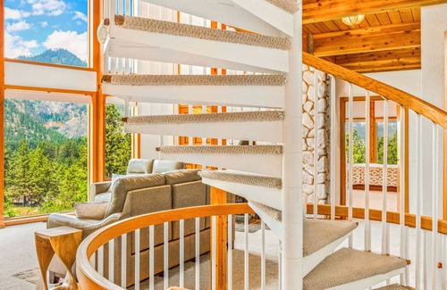 Leavenworth House | Majestic Mountain Views from Every Window